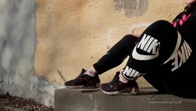 Sneaker-girl Jana – Crushing Shoehorn With Nike Boots